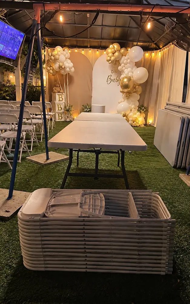 Mesas y sillas para un baby shower de noche
